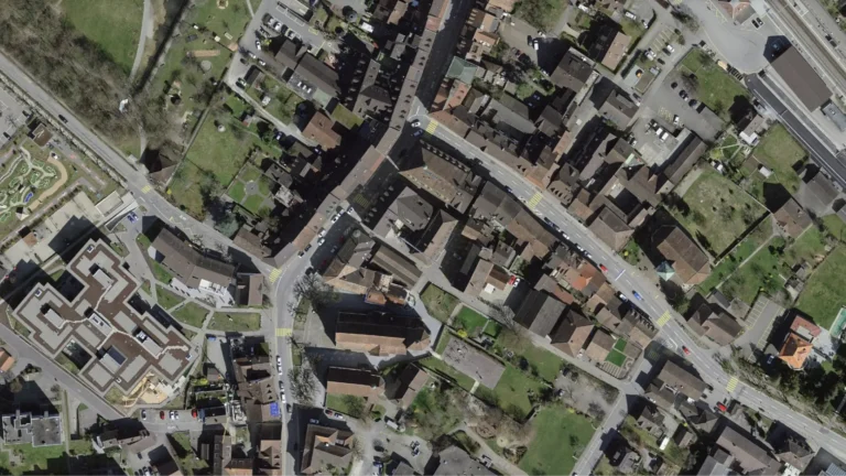 Bad Zurzach Flecken: Hinterhofsituationen teilweise von Parkierung geprägt.